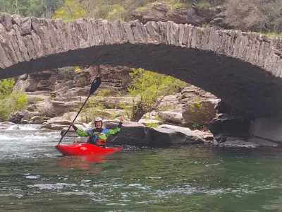 Petit pont cévenol en début de parcours. On adore !